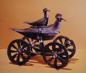 Carro votivo en forma de dos pájaros, de Glasinac cerca de Sarajevo