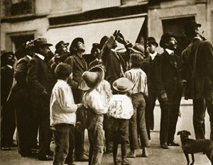 Una multitud en la Ciudad de México observando el cometa Halley, abril de 1910 de Agustin Victor Casasola