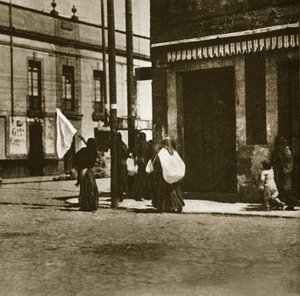Mujeres caminando por las calles bajo la cobertura de una bandera blanca durante 
