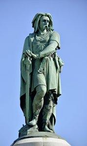 Estatua colosal de Vercingetorix (72-46 a.C.), líder galo - Escultura de Millet Aime (1819-1891) 6.60 m de altura erigida en 1865 en la parte occidental de Mont Auxois (base de 7 m de altura por Viollet Le Duc) Alise Sainte Reine 1865