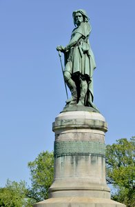 Estatua colosal de Vercingétorix (72-46 a.C.), líder galo. Escultura de Millet Aimé (1819-1891), 6.60 m de altura, erigida en 1865 en la parte occidental de Mont Auxois (base de 7 m de altura por Viollet Le Duc). Alise Sainte Reine, 1865. de Aime Millet