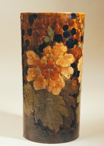 Jarrón con decoraciones florales