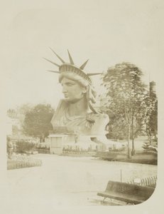 Cabeza de la Estatua de la Libertad en exhibición en un parque en París, 1883