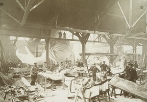 Hombres en un taller martillando láminas de cobre para la construcción de la Estatua de la Libertad, 1883