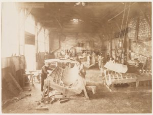 Hombres en un taller dando forma a láminas de cobre para la construcción de la Estatua de la Libertad, París de Albert Fernique