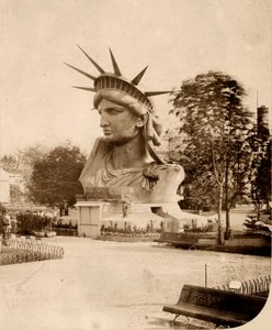 La cabeza de la Estatua de la Libertad en exhibición en París 1883