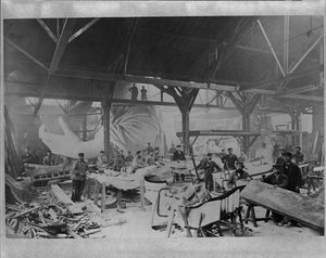 Trabajadores construyendo la Estatua de la Libertad en el taller parisino de Bartholdi, c.invierno 1882