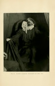 Eva Carrière produciendo ectoplasma, París, 8 de mayo de 1912, extraído de "Fenómenos de materialización: una contribución a la investigación de los teleplásticos mediúmnicos" de Albert von Schrenck-Notzing de Albert Freiherr von Schrenck Notzing