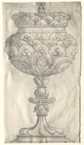 Copa con lirios del valle