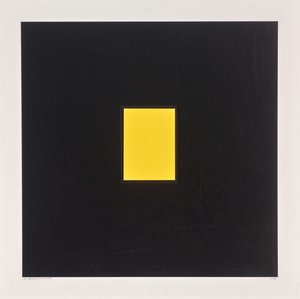 Rectángulo amarillo sobre negro, 2021 (esmalte sobre cartulina) de Alex Dunn