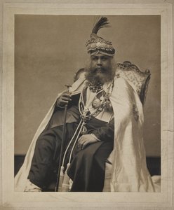 Retrato de Sir Sawai Madho Singh, maharajá de Jaipur, c.1900 (fotografía en B/N)