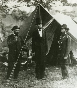 Abraham Lincoln con Allan Pinkerton y el mayor general John A. McClernand, 1862 de Alexander Gardner