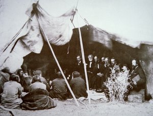 El General William T. Sherman (1820-91) preside el Tratado de Fort Laramie con el Jefe Red Cloud, abril de 1868 de Alexander Gardner