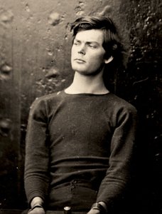Lewis Powell con grilletes en la muñeca a bordo del USS Saugus, 1865 de Alexander Gardner