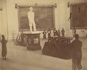 [Thaddeus Stevens en estado en la Rotonda del Capitolio en Washington], 1867 de Alexander Gardner