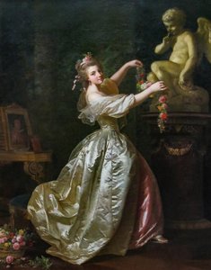 Mujer joven decorando la estatua del amor