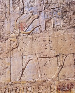 Relieve pintado de la diosa Hathor en forma de vaca de Nicolas Toussaint Charlet