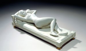 Figura de biscuit de Sèvres de un desnudo reclinado, 