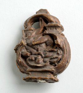 Maqueta para un arco de llave con un Cupido susurrando a una niña sentada: tres bocetos para el grupo central de Alfred Gilbert