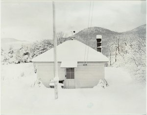 Primera nieve y la casita, 1923 de Alfred Stieglitz