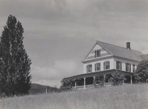 Casa en la colina, lago George de Alfred Stieglitz