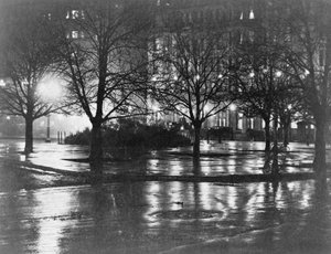 Reflejos, noche, Nueva York, c.1898 (fotograbado) de Alfred Stieglitz