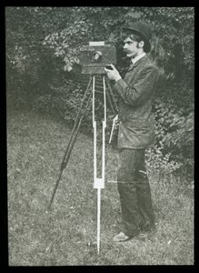 Autorretrato con cámara, trípode y pistola
