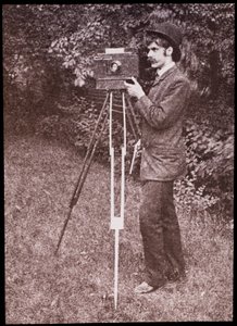 Autorretrato con cámara, trípode y pistola