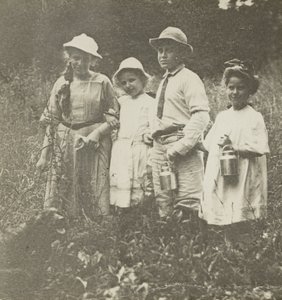 Sin título (Flora, Elizabeth, Howard y Kitty en el campo de Lake George) de Alfred Stieglitz