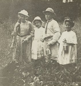Flora, Elizabeth, Howard y Kitty en el campo de Lake George, 1903-05 de Alfred Stieglitz
