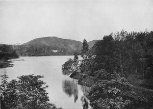 Un rincón del lago Nuwara Eliya, c. 1890