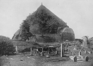 Las ciudades en ruinas de Anuradhapura. Ruanwella Dagoba, Plataforma del Elefante, c1890, 1910 de Alfred William Amandus Plate