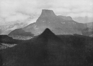 La sombra del Pico Adams y la Roca de la Biblia. Tomada desde el Pico al amanecer, c1890, 1910 de Alfred William Amandus Plate