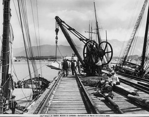 Cargando bloques de mármol con una grúa manual en Marina di Carrara
