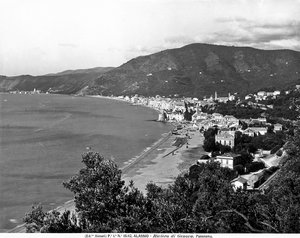 Vista panorámica de la ciudad de Alassio, provincia de Savona, c.1915-20 (foto en blanco y negro)