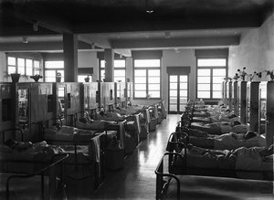 Villa Rosa Maltoni Mussolini: niños en sus camas de Fratelli Alinari