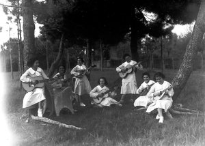 Villa Rosa Maltoni Mussolini: estudiantes durante una clase de música al aire libre de Fratelli Alinari