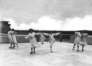 Villa Rosa Maltoni Mussolini: estudiantes durante una clase de patinaje