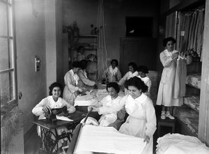 Villa Rosa Maltoni Mussolini: niñas planchando y preparando la ropa (foto en b/n) de Fratelli Alinari