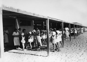 Villa Rosa Maltoni Mussolini: distribución de comida en la playa de Fratelli Alinari