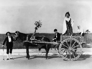 Villa Rosa Maltoni Mussolini: retrato de un grupo de adolescentes con trajes tradicionales sicilianos, posando en un carro típico de la región (foto en b/n) de Fratelli Alinari
