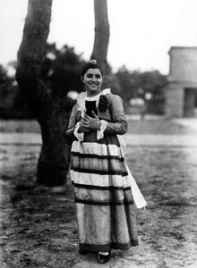 Villa Rosa Maltoni Mussolini: retrato de una adolescente con un gato pequeño, vestida con un traje tradicional italiano
