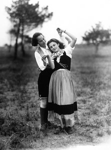 Villa Rosa Maltoni Mussolini: dos adolescentes vistiendo trajes tradicionales friulanos de Fratelli Alinari