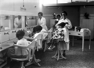 Villa Rosa Maltoni Mussolini: niñas jóvenes cortándose el cabello de Fratelli Alinari