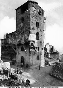Segunda Guerra Mundial: Daños causados por el bombardeo en la Torre Mannelli al final del Ponte Vecchio, en Florencia. Esta fotografía fue parte de la Colección Brogi, pero ahora pertenece a la Colección Alinari