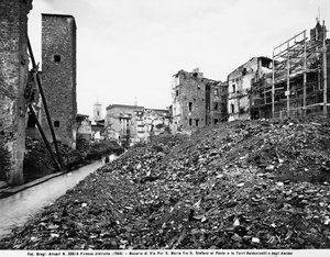 Segunda Guerra Mundial: Vista de los escombros en Via Por Santa Maria entre Santo Stefano al Ponte y las Torres de los Baldovinetti y Amidei en Florencia, después del bombardeo. Esta fotografía fue parte de la Colección Brogi, pero ahora pertenece a la Col