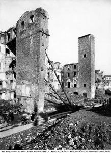 Segunda Guerra Mundial: los escombros en Via Por Santa Maria con las Torres de los Baldovinetti y Amidei en Florencia, después del bombardeo. Esta fotografía fue anteriormente parte de la Colección Brogi, pero ahora pertenece a la Colección Alinari de Fratelli Alinari