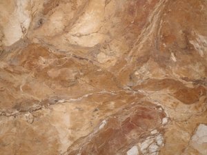 Mármol de tonos terrosos intensos