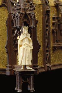 (detalle) de un joyero de estilo gótico, c.1880