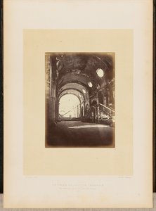 El Palacio de Justicia en llamas. Vista interior de la Salle des Pas-Perdus. de Alphonse J. Liébert